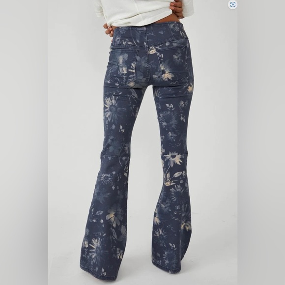 🌟FREE PEOPLE Penny Pull-On Printed Flare Jeans-Navy Combo-Size 27-28-29 - Picture 7 of 15